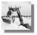 Bagger kämpft sich durch Schneeverwehungen auf Rügen