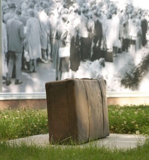 Erinnerungsstätte Berlin-Marienfelde - Koffer-Denkmal