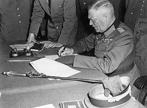 Generalfeldmarschall Wilhelm Keitel unterzeichnet die bedingungslose Kapitulation der Wehrmacht in Berlin-Karlshorst